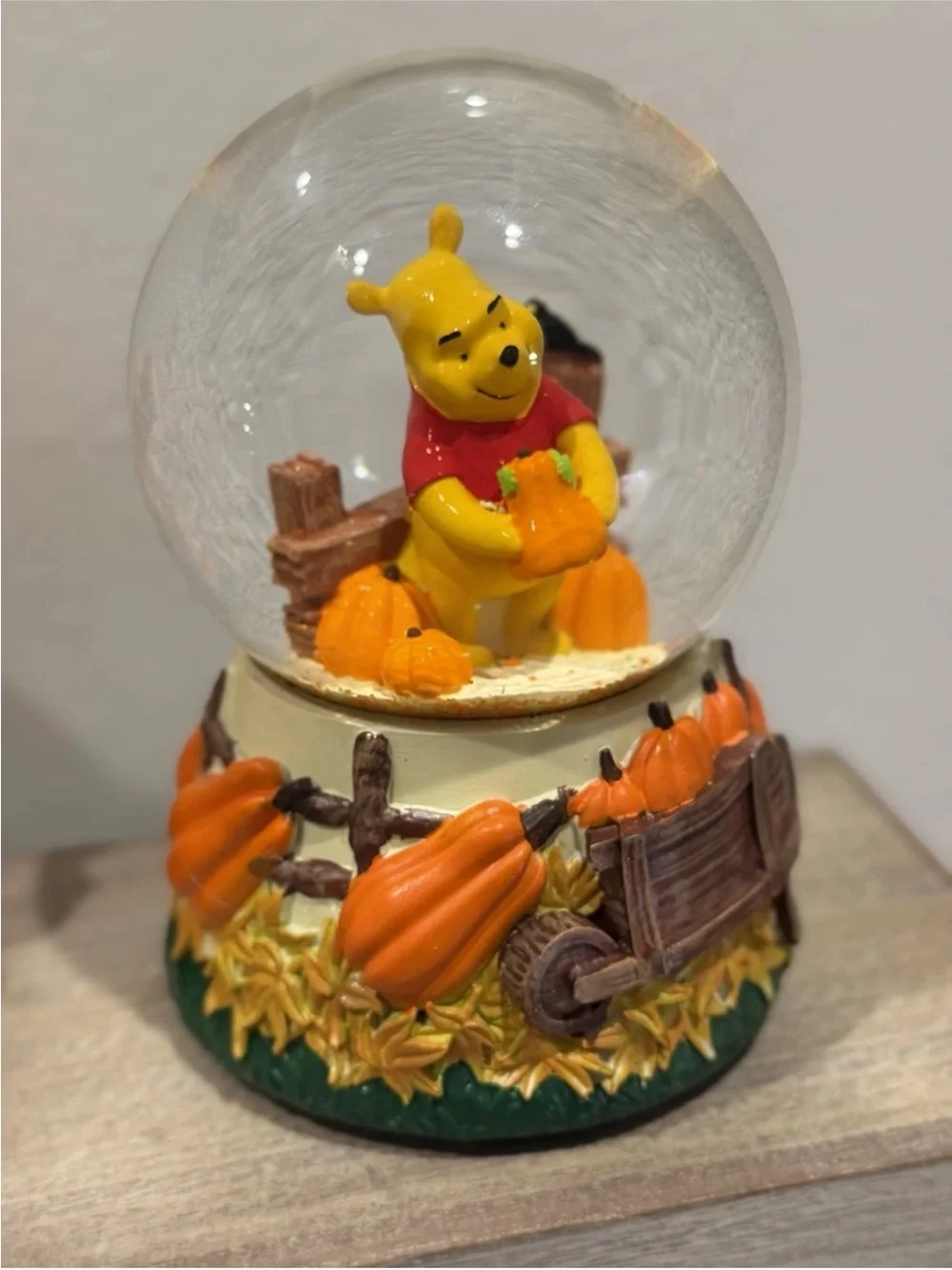 Musical Disney Winnie the Pooh Fall Pumpkin Crow Harvest Musical Snow Globe RARE